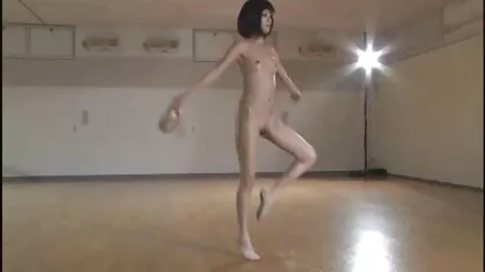 Thủ dâm cô bé chơi với vlxx loan lung súng lớn