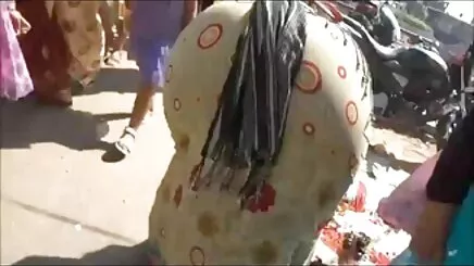 Người vlxx tre con yêu trên các cạnh ao.